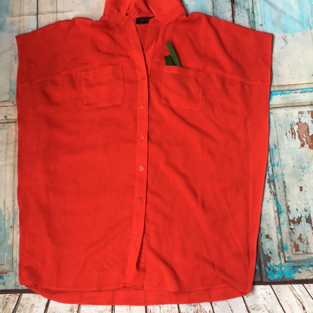 The limited red button Down shirt 👚